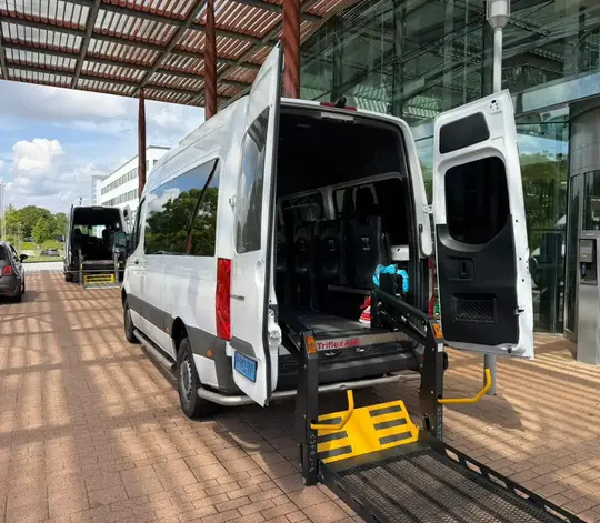 Professionele rolstoeltaxi chauffeur helpt klant in Veenendaal